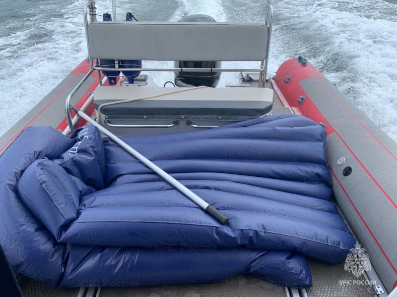 МЧС: На Сахалине спасли двух человек, унесенных на надувном матрасе в море