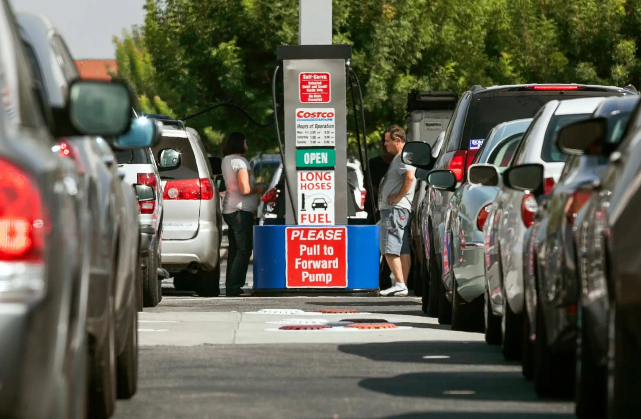 Стоимость бензина в США опять стало рекордной: $1,003 за литр