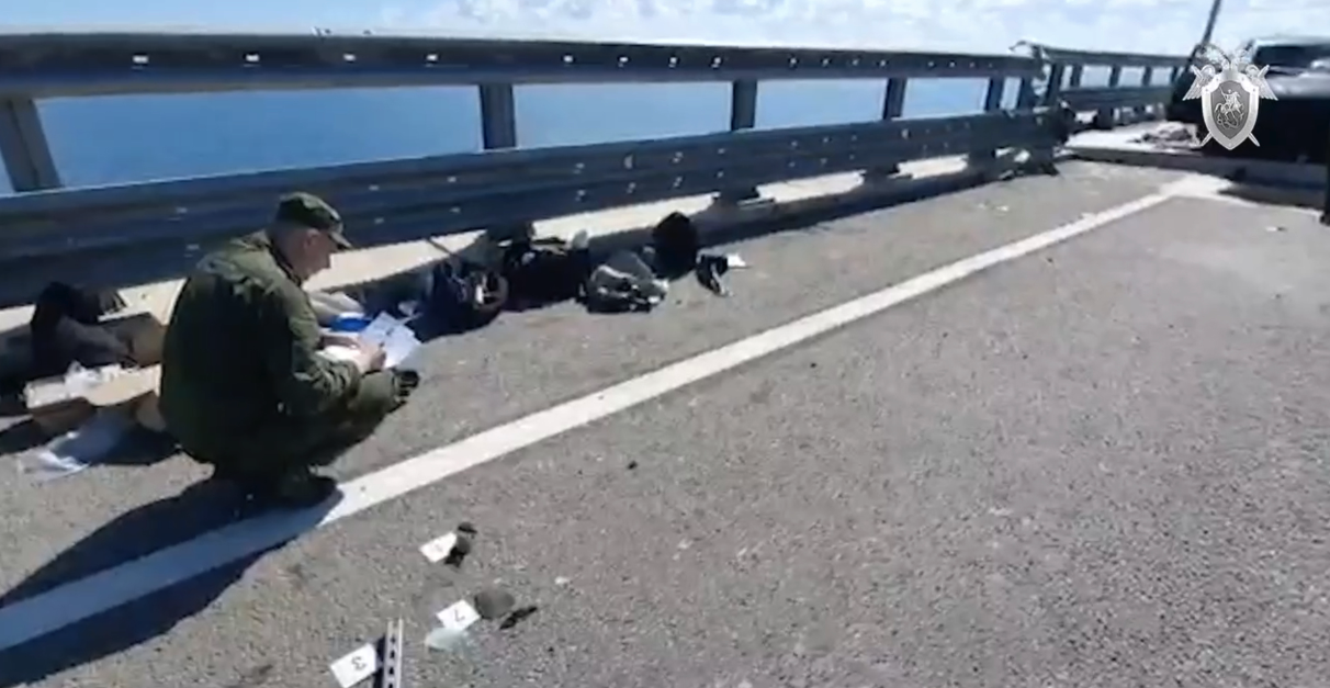 «МК»: погибшая на Крымском мосту пара ехала на отдых с родственниками на двух машинах