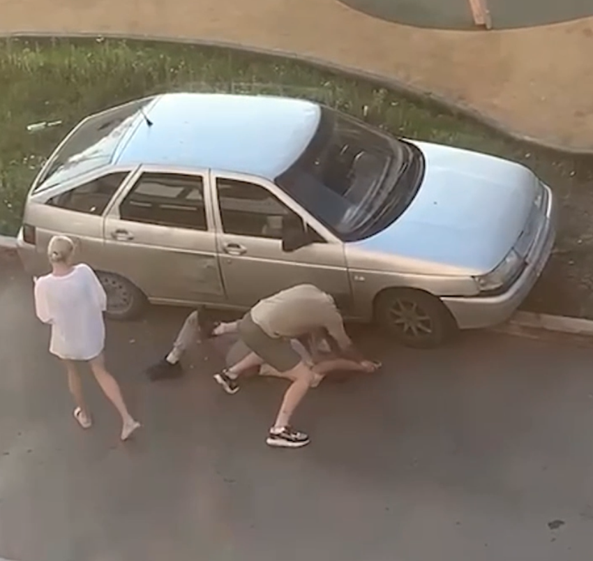 «Е1»: На Урале автохам на ВАЗ-2112 припарковался на газоне, и его избили разводным ключом