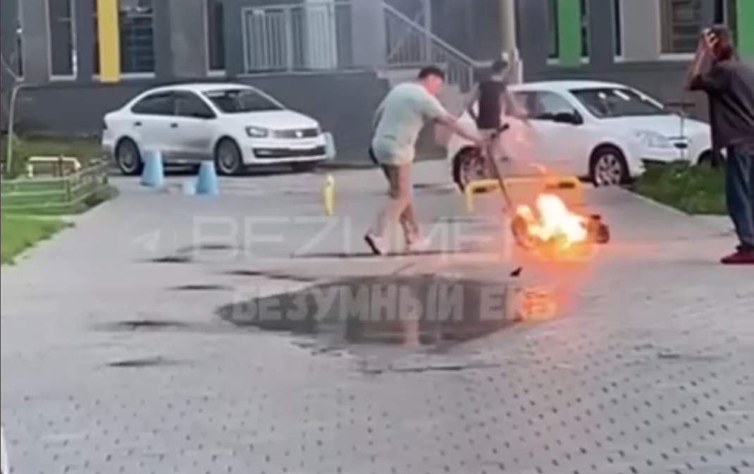 «Е1»: В Екатеринбурге во дворе на ходу загорелся электросамокат