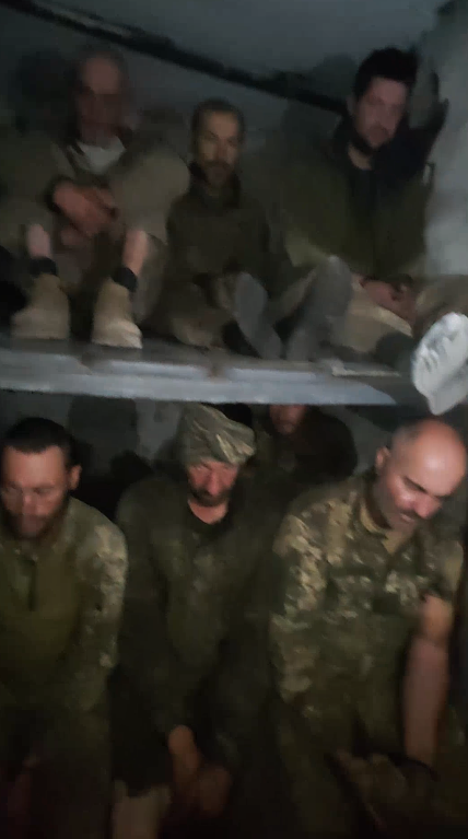 «МК»: военкор Рожин на видео показал попавших в плен при штурме солдат ВСУ