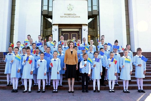 Президент Молдавии поздравила Украину с днем независимости на фоне перевернутых флагов