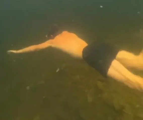 Американский тиктокер нырнул в озеро и нашел зловещий клад