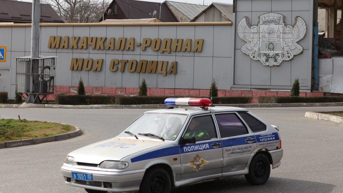 В Дагестане трое мужчин при задержании открыли огонь по полицейским
