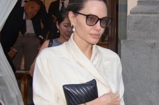 Анджелину Джоли на прогулке по улицам Рима поймали папарацци