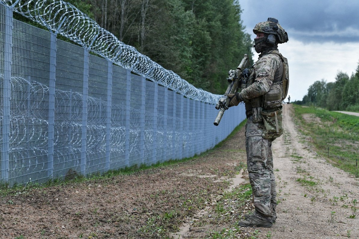 Латвия объявила срочную мобилизацию пограничников на восточной границе