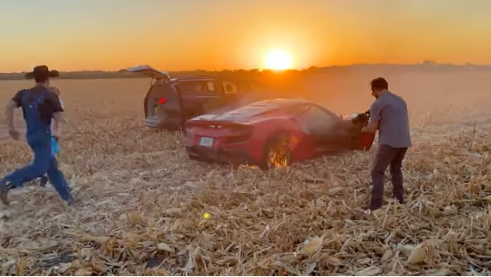 NYP: у видеоблогера во время съемок полностью выгорела Ferrari за $400 тыс