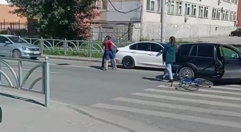 «Е1»: На Урале водитель и велосипедист устроили драку на проезжей части