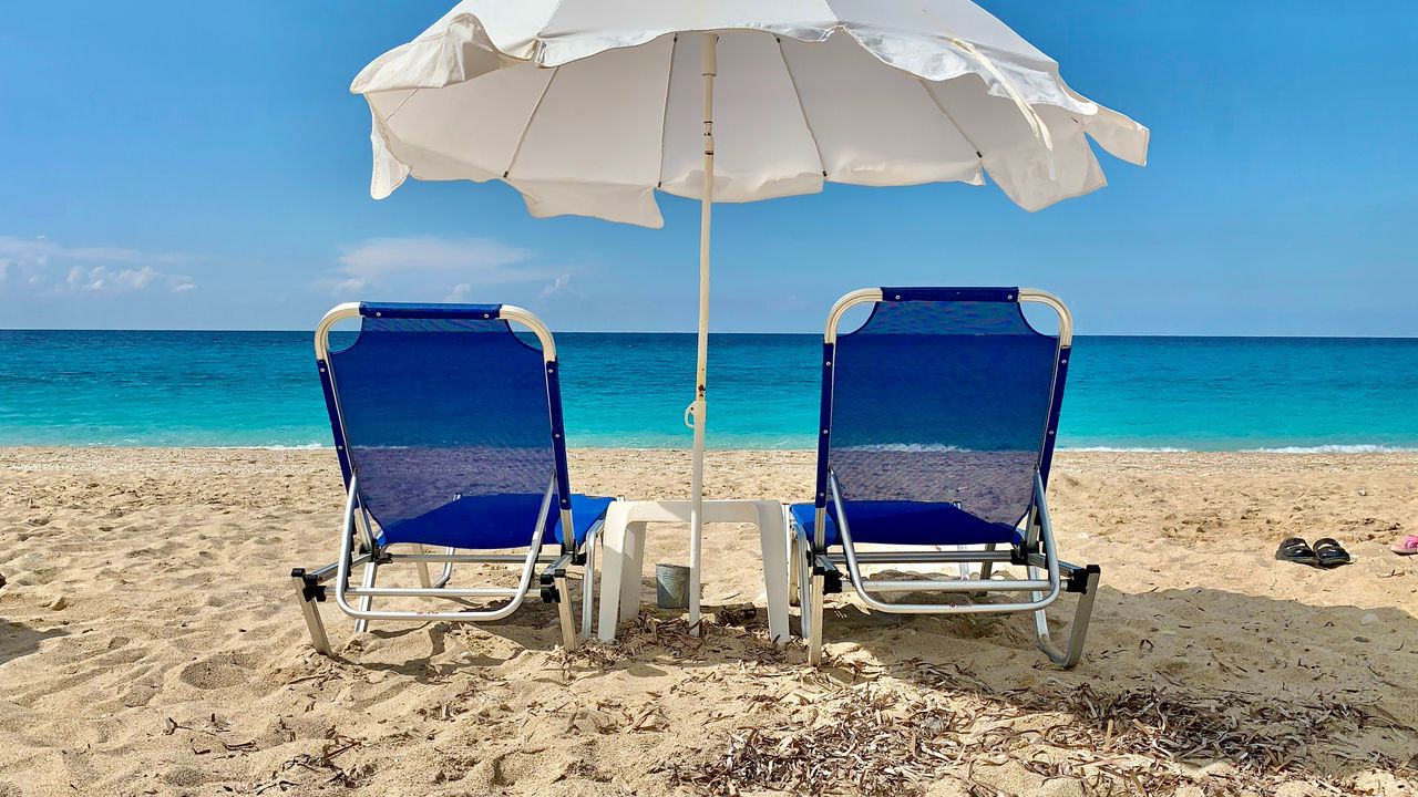 АТОР: цена на аренду лежаков и зонтов на пляжах Греции возмутила туристов