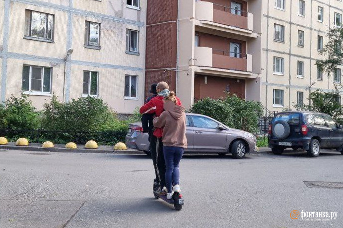 В Петербурге трое неизвестных на одном самокате сбили пожилую женщину