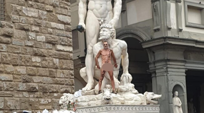 Во Флоренции обнаженный мужчина залез на статую «Геркулес и Какус»