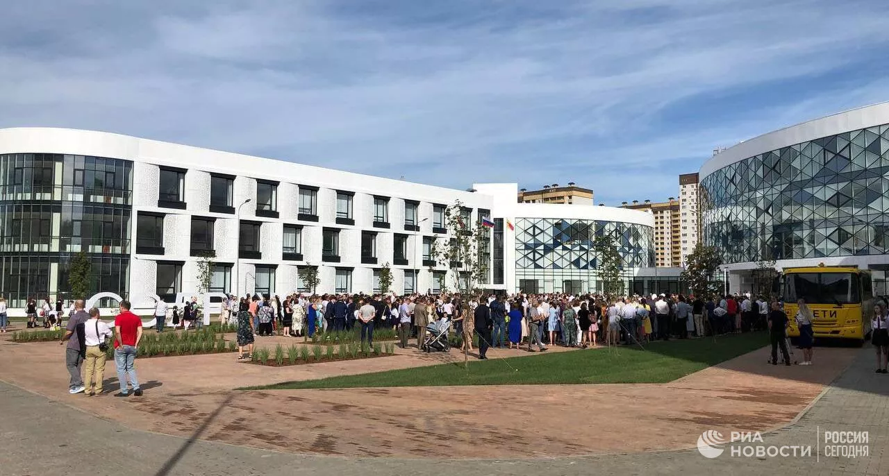 В Воронеже открыли крупнейшую школу в России на 2860 мест