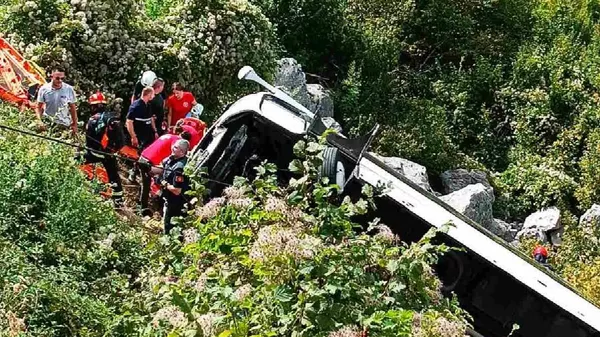 Автобус сорвался с трассы в Черногории на горной дороге: погибли 3 человека