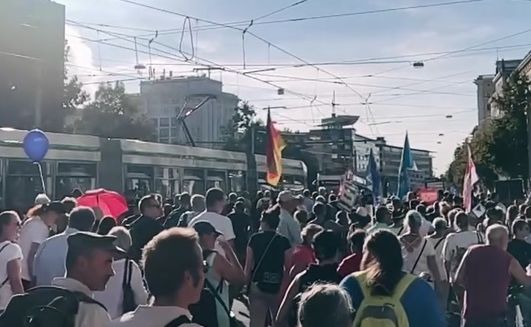 Десятки тысяч немцев вышли на улицы, протестуя против поставок оружия Киеву