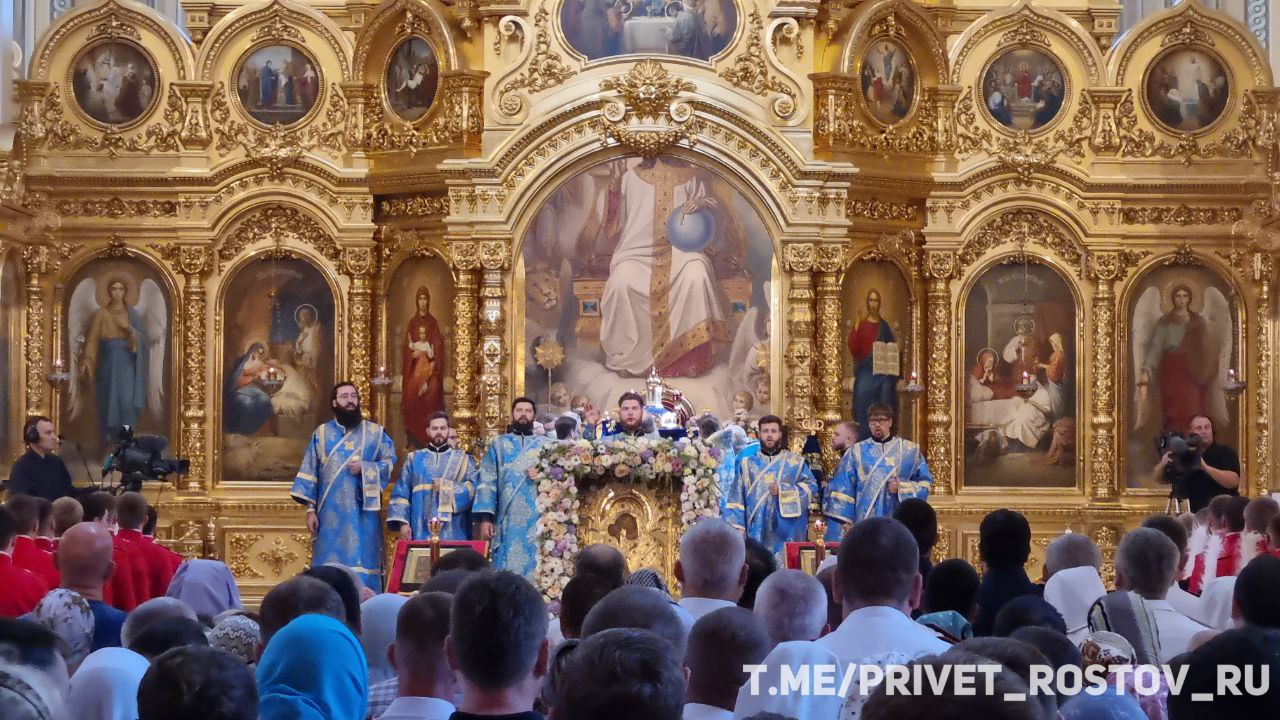 В Ростове прошли крестным ходом на Соборную площадь в честь Донской иконы Божией Матери