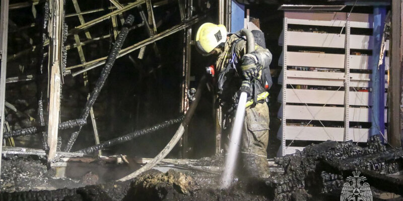 «Фонтанка»: из-за пожара в ресторане в Купчино сгорело и расплавилось семь автомобилей
