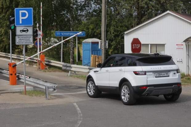 Автомобили с российскими номерами не пытались пересечь границу Эстонию после запрета
