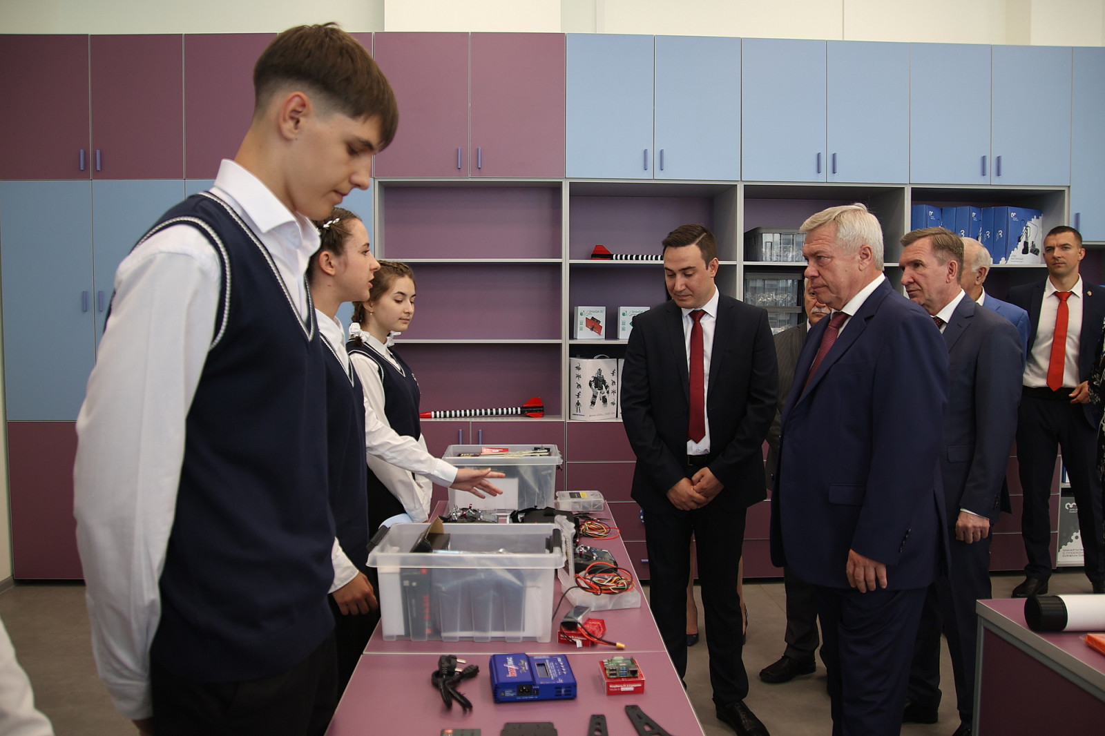 Губернатор Голубев торжественно открыл самую большую школу на юге России