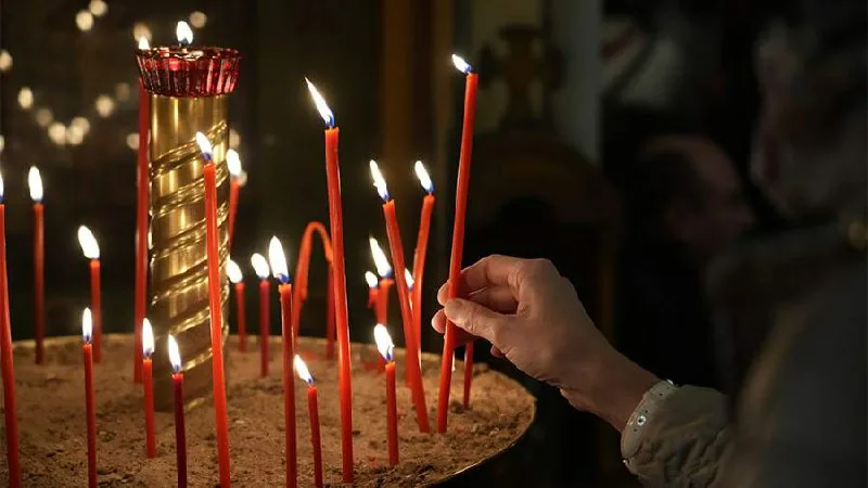 «Известия»: россияне должны знать, как правильно ставить свечи в Храме