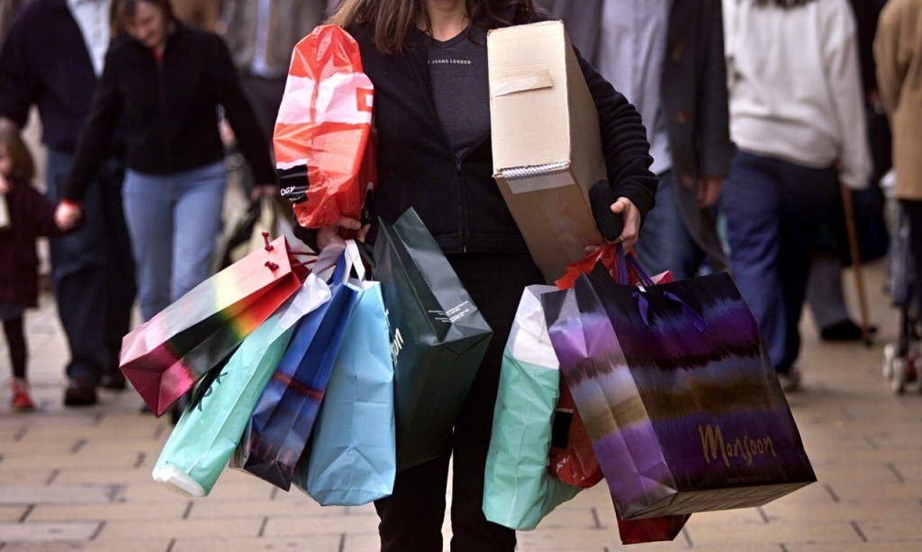 Опрос ВШЭ: четверть россиян лечат депрессию шоппингом