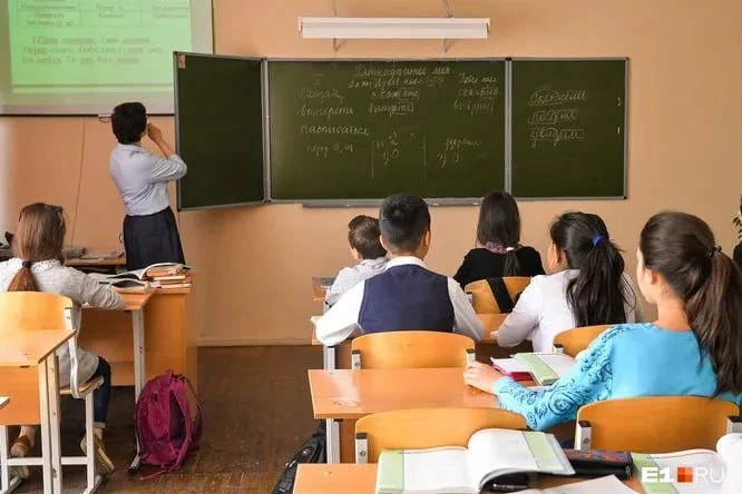 На Урале учителям поднимут зарплаты на 10%