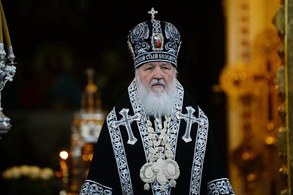 Патриарх Кирилл передал храму Христа Спасителя «слишком дорогой» крест