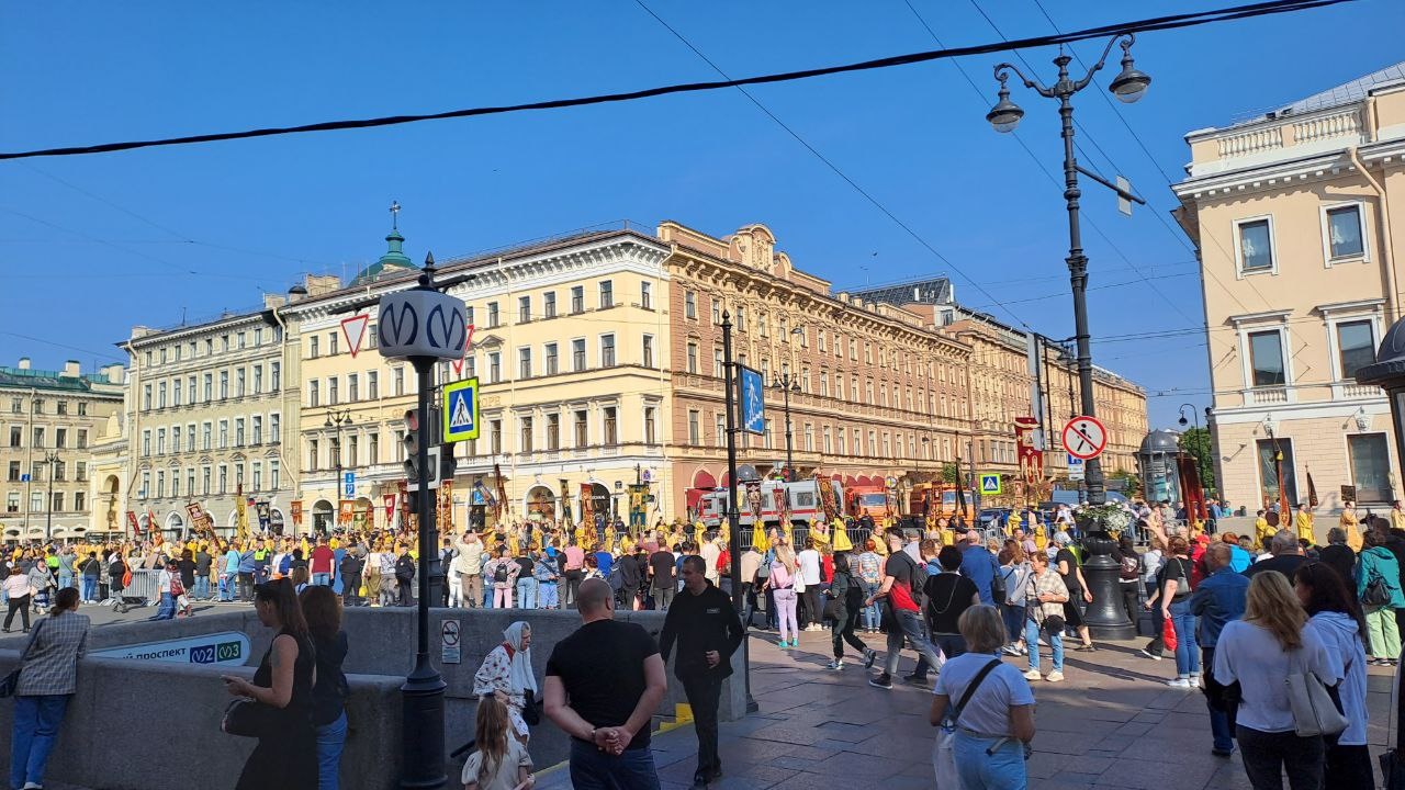 В Петербурге на Невском идет крестный ход: православные стоят на коленях