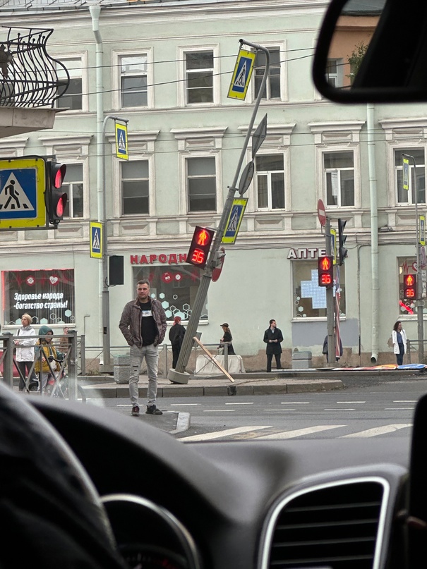 На Лиговском проспекте Петербурга увидели покосившийся светофор с костылём