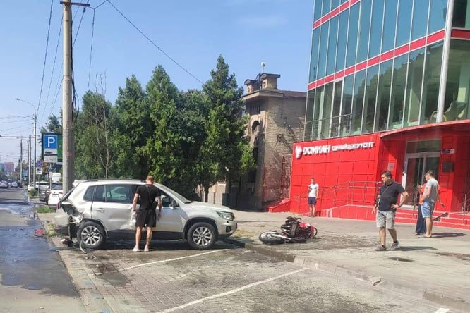 На одной из центральных улиц Ростова мотоциклист без прав разбился насмерть