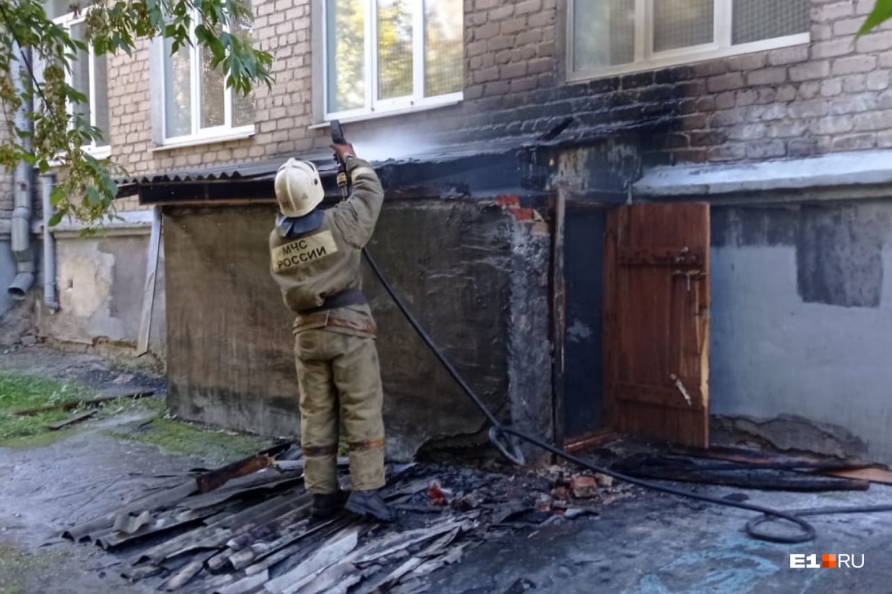 «Е1»: в школе Екатеринбурга эвакуировали более 800 детей из-за пожара