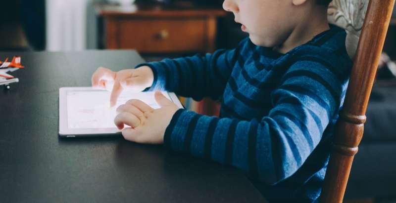JAMA Pediatrics: длительное время перед экраном влияет на задержку развития у детей