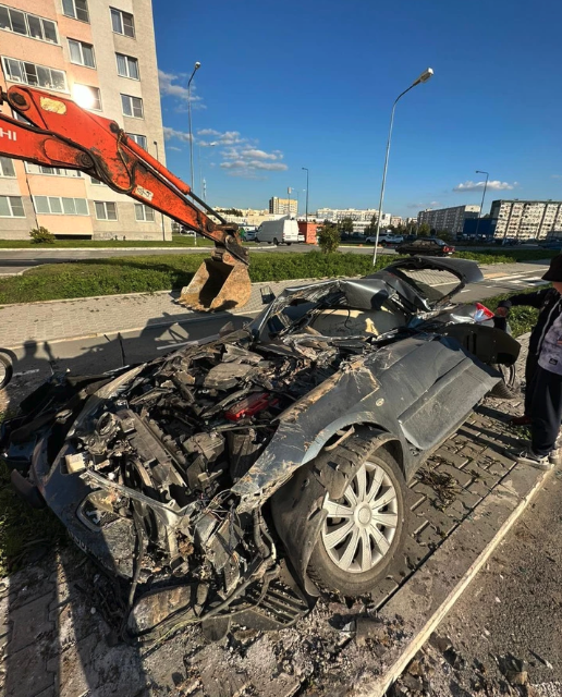 «Е1»: на Урале неуправляемый экскаватор раздавил легковую машину
