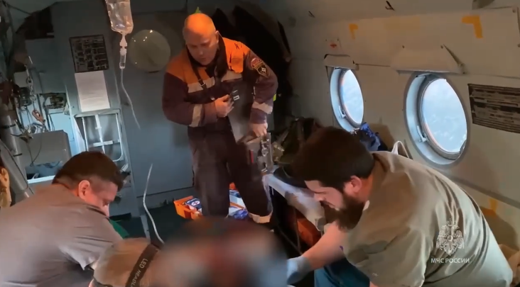 Красноярские спасатели рассказали о состоянии мужчине, на которого напал медведь