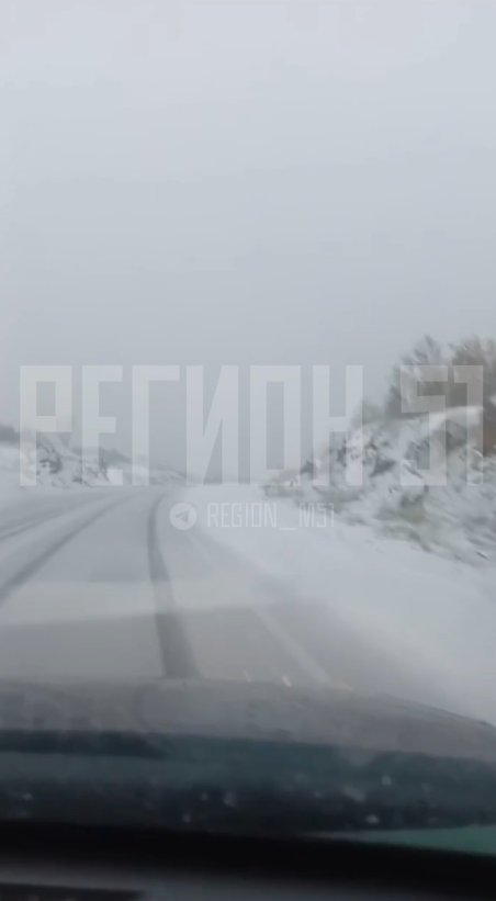 В Мурманской области снег покрыл дорожное полотно и части трассы