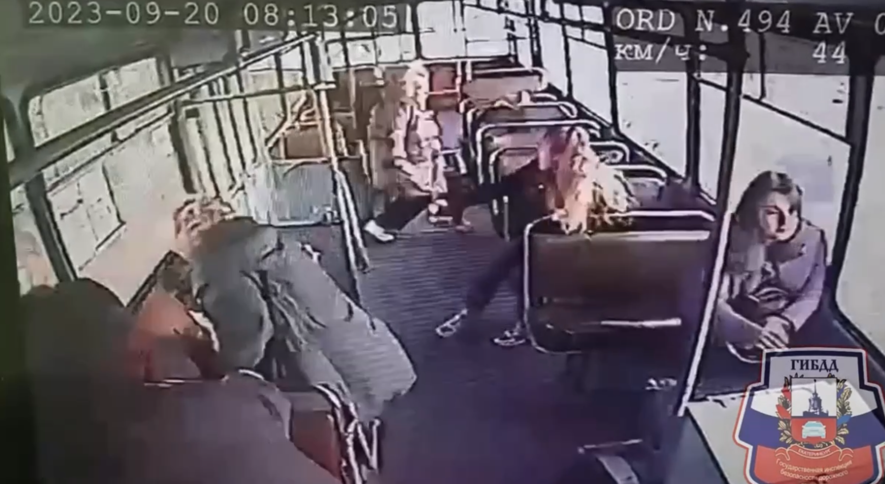 «Е1»: женщина упала на пол троллейбуса из-за автохама на ВАЗ-2114