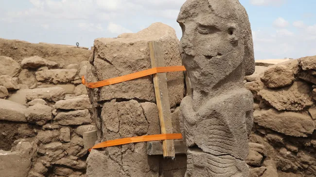 Археологи обнаружили 11000-летнюю статую мужчины, сжимающего свой пенис