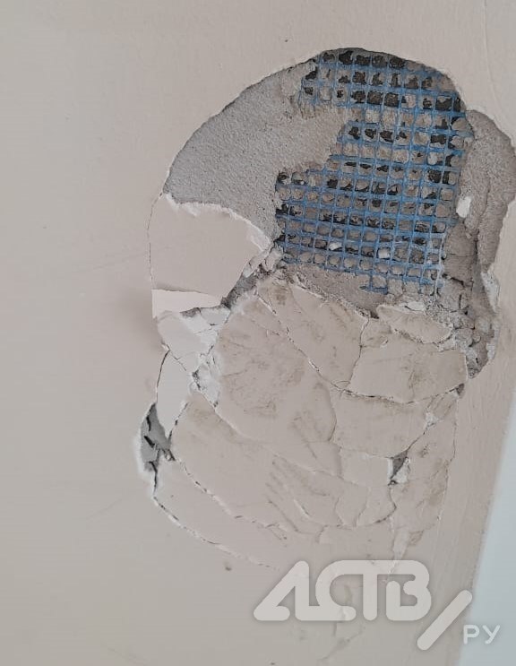 На Сахалине школьница ударила по стене подъезда ногой и проломила ее
