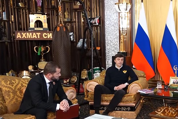 На видео из кабинета Кадырова на встрече с Кравцовым видна груша Louis Vuitton