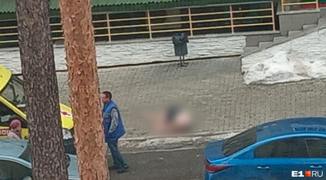 «E1»: под Екатеринбургом голый мужчина выпал из окна и разбился насмерть