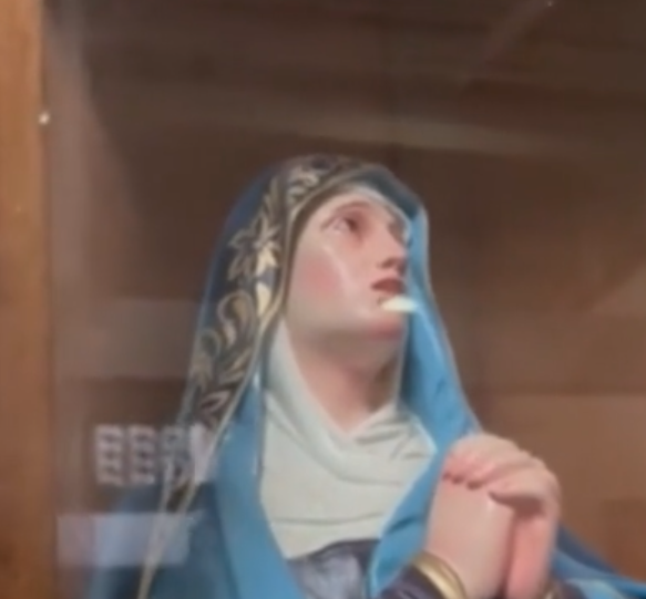 Metro: в Мексике на лице статуи Девы Марии появились слёзы