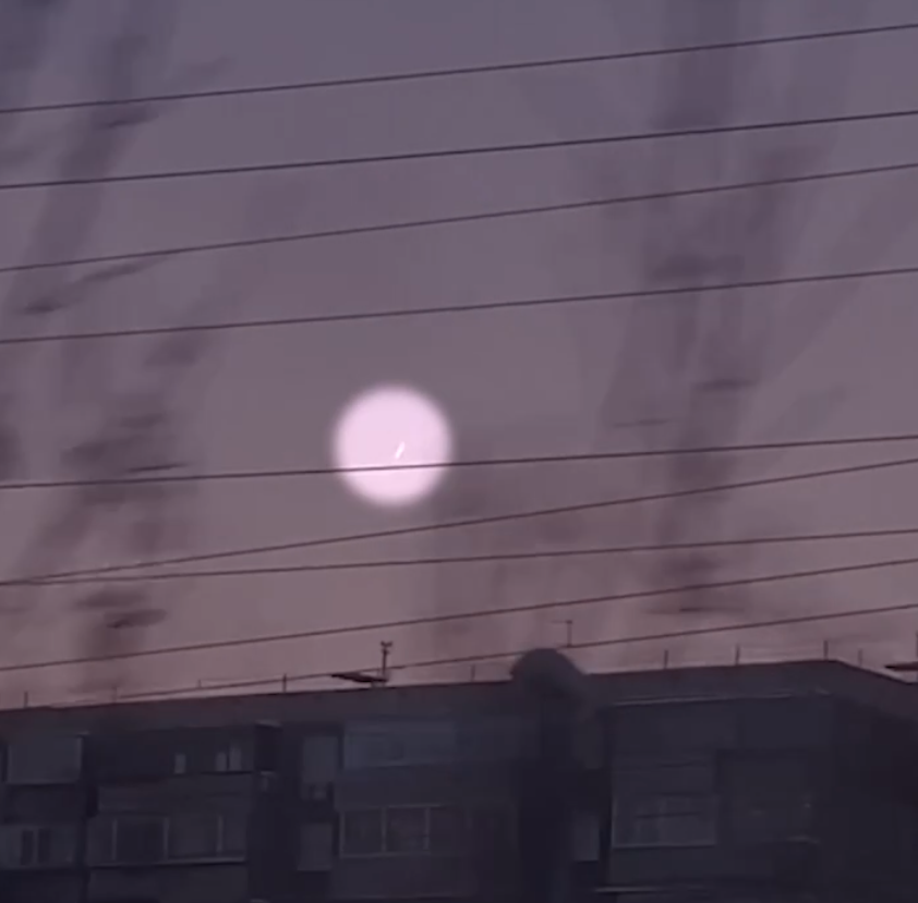 На вечернем небе Челябинска заметили неопознанный летающий объект
