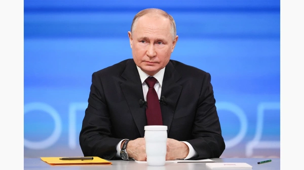 Владимир Путин пришел на прямую линию со своей любимой термокружкой