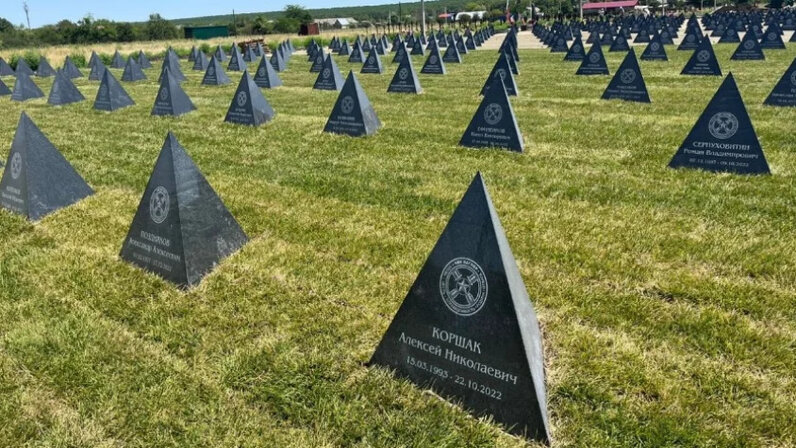 Раскрыт секрет, почему на кладбище ЧВК «Вагнер» надгробия в виде пирамид