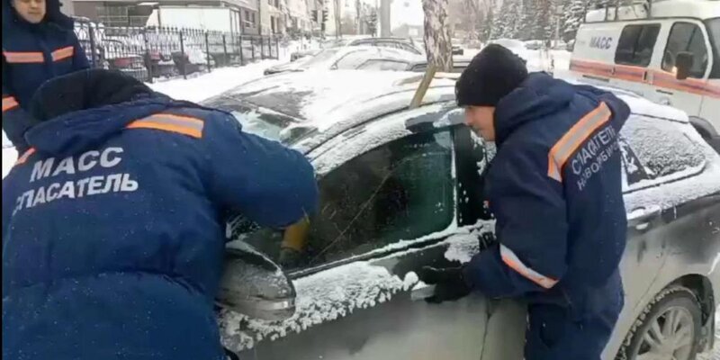 Новосибирские спасатели открыли дверь машины с запертым внутри ребенком