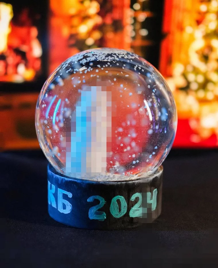 Уральский художник выпустил новогодние шары с «членовиками»