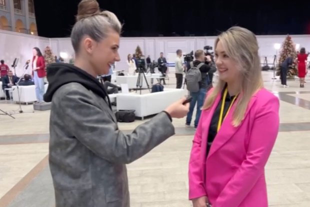 Журналистка из Сахалина надеется обратить на себя внимание Путина малиновым пиджаком