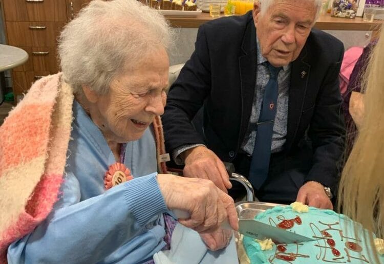Жительница Великобритании отметила 101-летие и нашла, в чем секрет долгой жизни