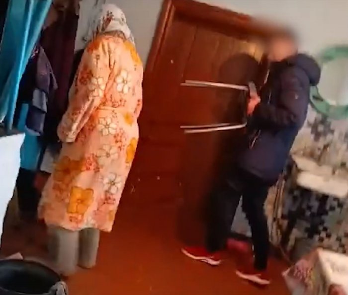 Под Новосибирском два подростка издевались над старушкой, снимая это на видео