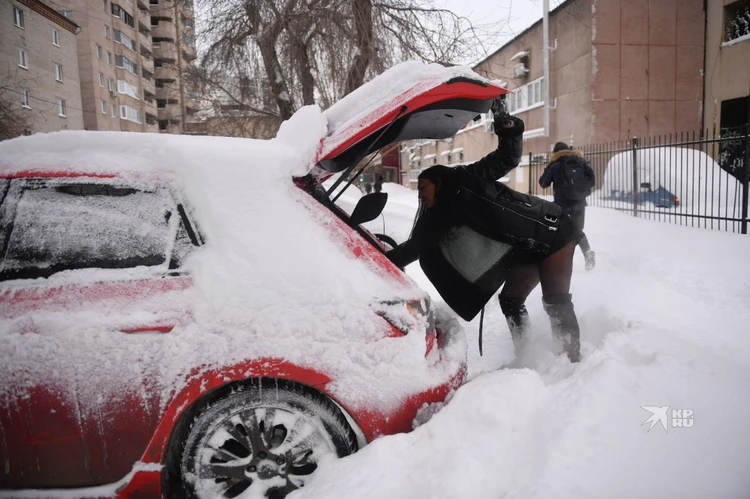 СМИ нашли кадры с последствиями сильного снегопада в Екатеринбурге